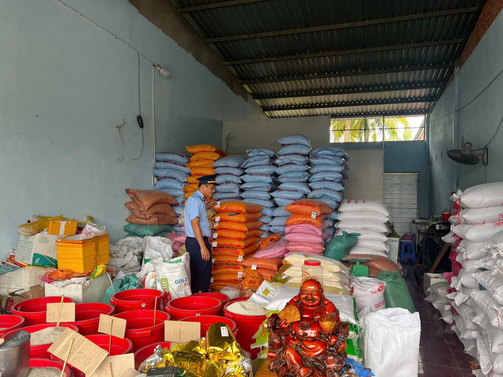 Tiền Giang: Kịp thời phát hiện, ngăn chặn 01 trường hợp buôn bán gạo giả tại huyện Châu Thành