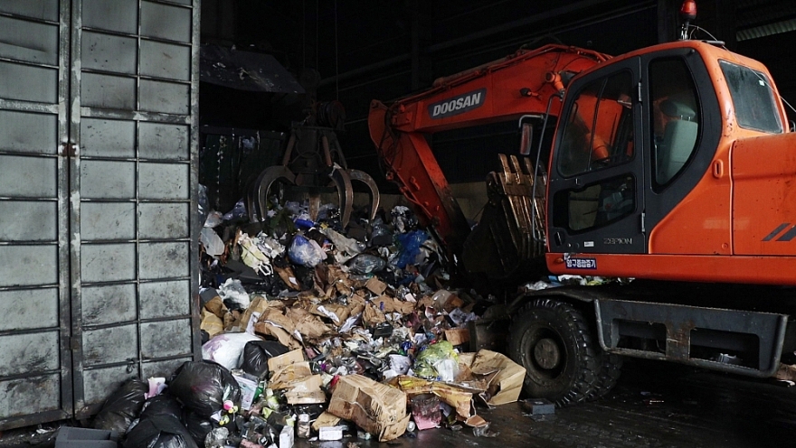 Tiêu hủy lô nước hoa vi phạm thu giữ tại 91 Hàng Gà Tiêu hủy lô nước hoa vi phạm thu giữ tại 91 Hàng Gà