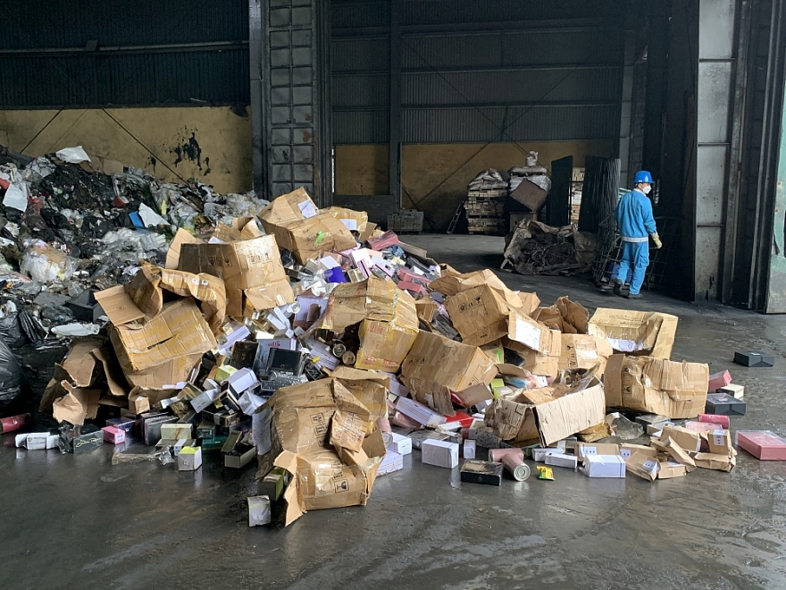 Tiêu hủy lô nước hoa vi phạm thu giữ tại 91 Hàng Gà Tiêu hủy lô nước hoa vi phạm thu giữ tại 91 Hàng Gà