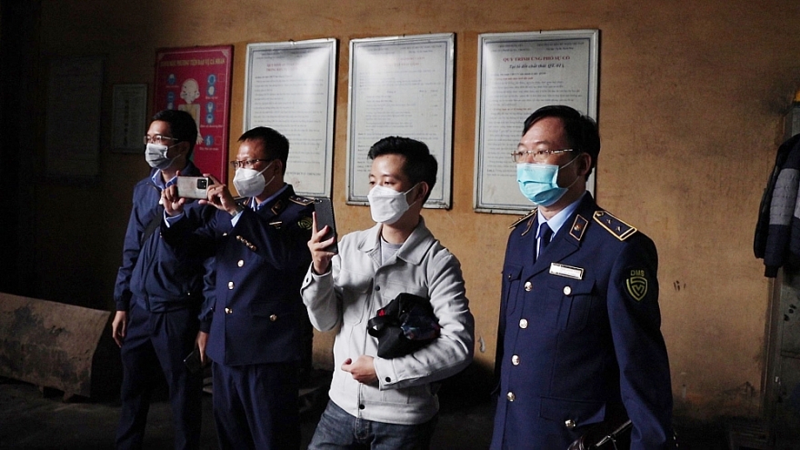 Tiêu hủy lô nước hoa vi phạm thu giữ tại 91 Hàng Gà Tiêu hủy lô nước hoa vi phạm thu giữ tại 91 Hàng Gà