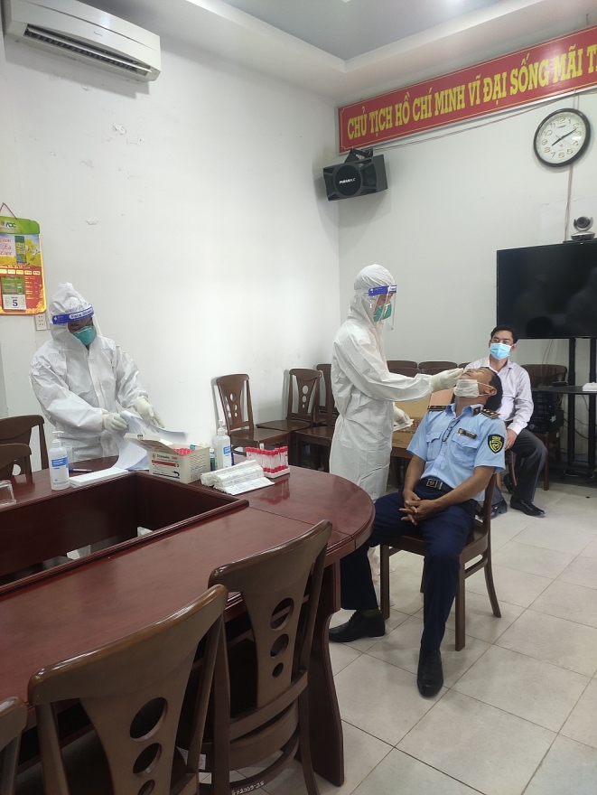 Xét nghiệm SARS-COV-2 cho toàn bộ công chức, người lao động Cục QLTT Sóc Trăng