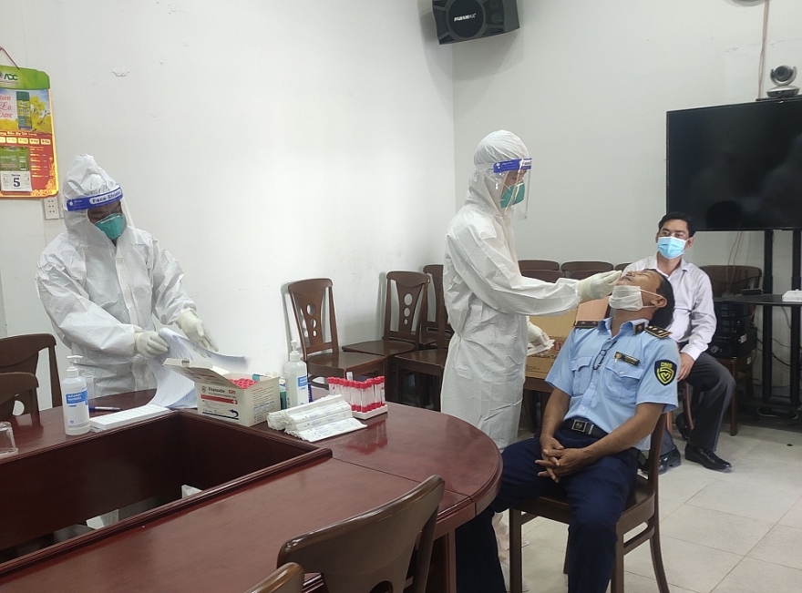 Xét nghiệm SARS-COV-2 cho toàn bộ công chức, người lao động Cục QLTT Sóc Trăng