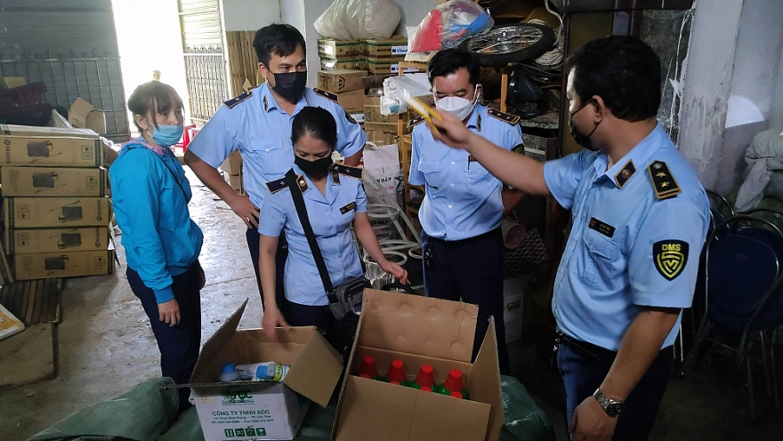 Trên 3.500 lít thuốc bảo vệ thực vật chứa chất cấm bị thu giữ sau nhiều ngày theo dõi