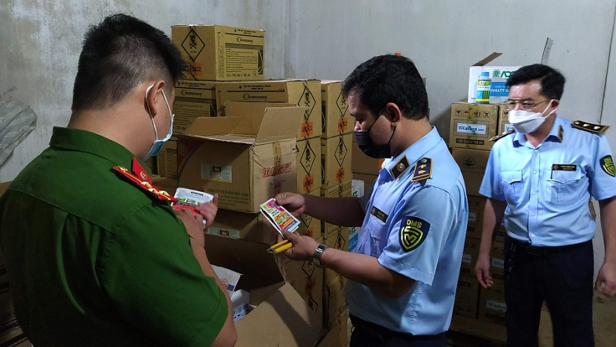 Trên 3.500 lít thuốc bảo vệ thực vật chứa chất cấm bị thu giữ sau nhiều ngày theo dõi