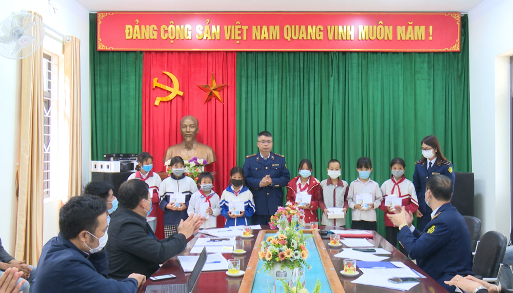 Cục QLTT Sơn La hưởng ứng Chương trình “Sóng và máy tính cho em”