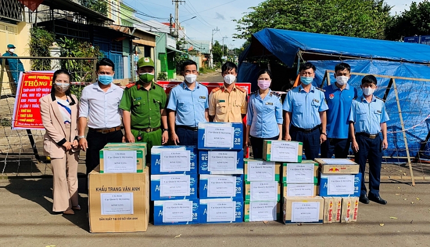 Thanh niên Cục QLTT Gia Lai thăm và tặng quà tại 07 chốt phong tỏa