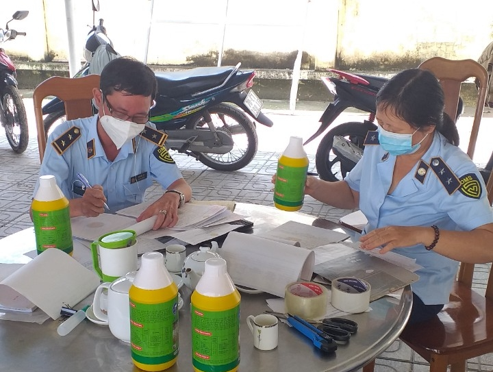 Phát hiện xe ô tô tải vận chuyển 980 chai thuốc trừ cỏ chứa hoạt chất cấm