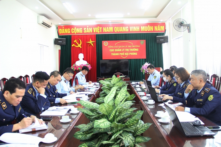 8 Đội đồng loạt ra quân, lực lượng QLTT Hải Phòng thu giữ hàng nghìn sản phẩm có dấu hiệu vi phạm tại 15 điểm kinh doanh