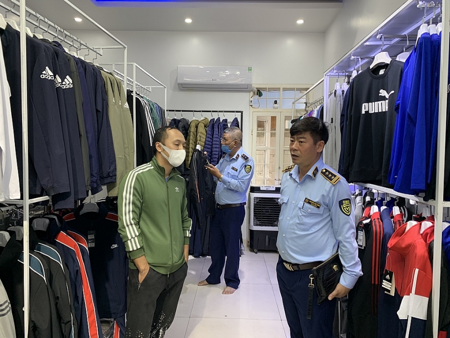 8 Đội đồng loạt ra quân, lực lượng QLTT Hải Phòng thu giữ hàng nghìn sản phẩm có dấu hiệu vi phạm tại 15 điểm kinh doanh