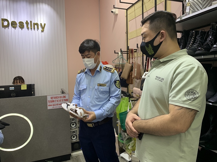 8 Đội đồng loạt ra quân, lực lượng QLTT Hải Phòng thu giữ hàng nghìn sản phẩm có dấu hiệu vi phạm tại 15 điểm kinh doanh