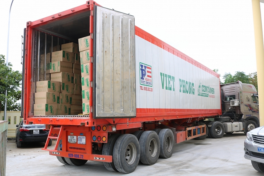 Trên 15.000 chai dầu gội, sữa tắm, phấn rôm có dấu hiệu nhập lậu bị thu giữ tại Quảng Bình