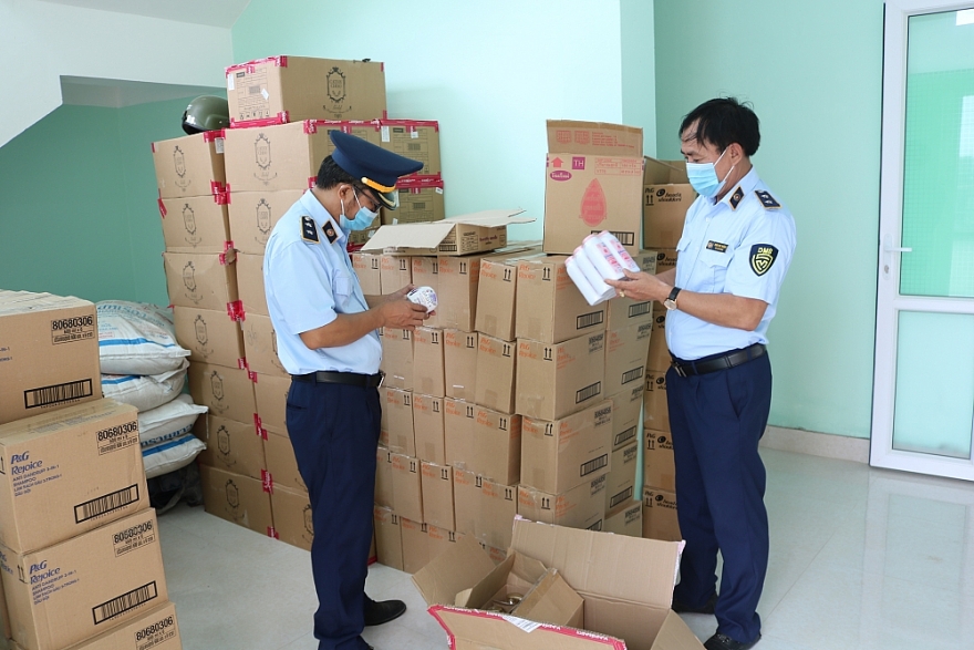 Trên 15.000 chai dầu gội, sữa tắm, phấn rôm có dấu hiệu nhập lậu bị thu giữ tại Quảng Bình