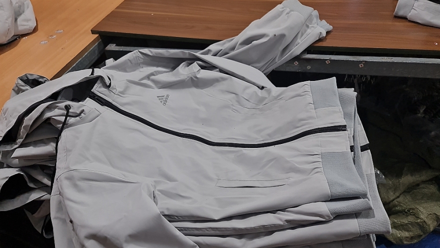 Phát hiện cơ sở gia công áo khoác giả mạo nhãn hiệu Adidas