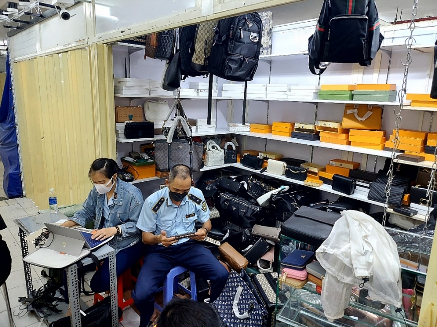 Sài Gòn Square ‘lặng im’ trong ngày thứ 2 liên tiếp lực lượng Quản lý thị trường ra quân kiểm soát