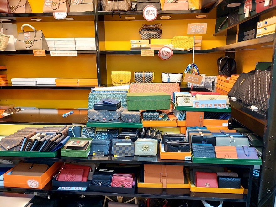 Sài Gòn Square ‘lặng im’ trong ngày thứ 2 liên tiếp lực lượng Quản lý thị trường ra quân kiểm soát