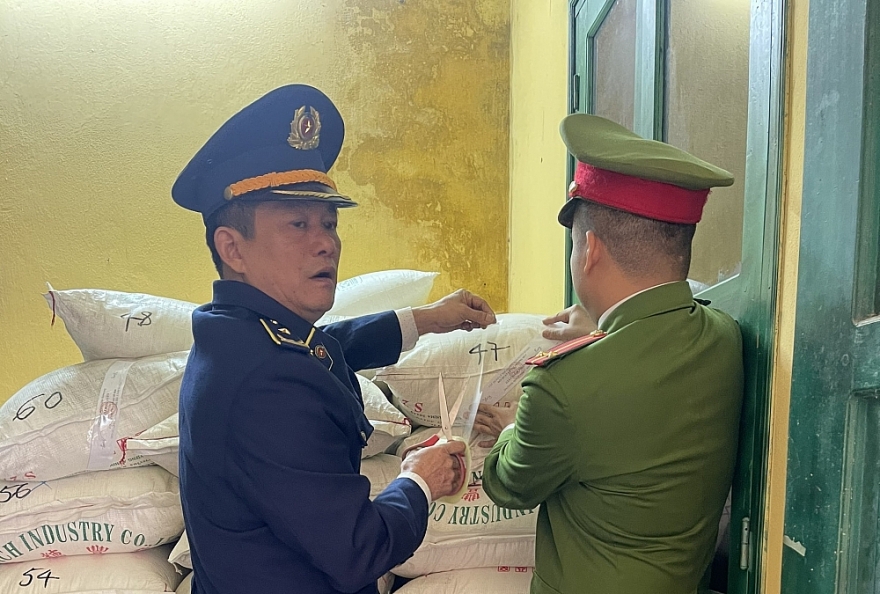 Tạm giữ 03 tấn đường cát nhập lậu Tạm giữ 03 tấn đường cát nhập lậu