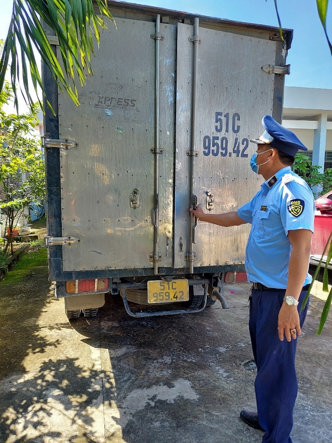 Một đối tượng vận chuyển 8.000 bao thuốc lá điếu nhập lậu bị phát hiện Một đối tượng vận chuyển 8.000 bao thuốc lá điếu nhập lậu bị phát hiện