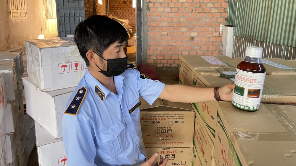 Gia Lai: Phát hiện cá nhân tàng trữ trên 1.600 lít thuốc bảo vệ thực vật chứa hoạt chất cấm