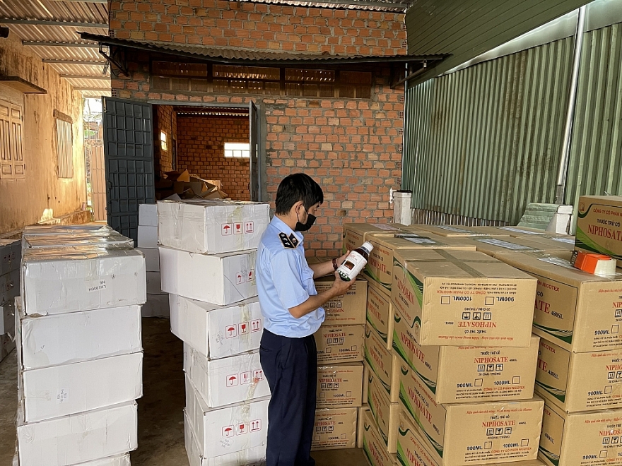 Gia Lai: Phát hiện cá nhân tàng trữ trên 1.600 lít thuốc bảo vệ thực vật chứa hoạt chất cấm