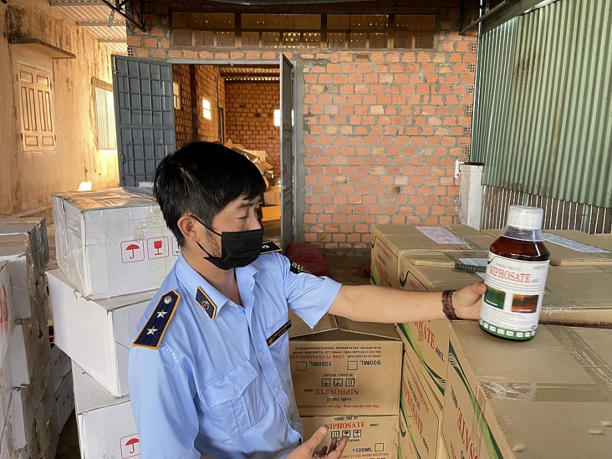 Gia Lai: Phát hiện cá nhân tàng trữ trên 1.600 lít thuốc bảo vệ thực vật chứa hoạt chất cấm
