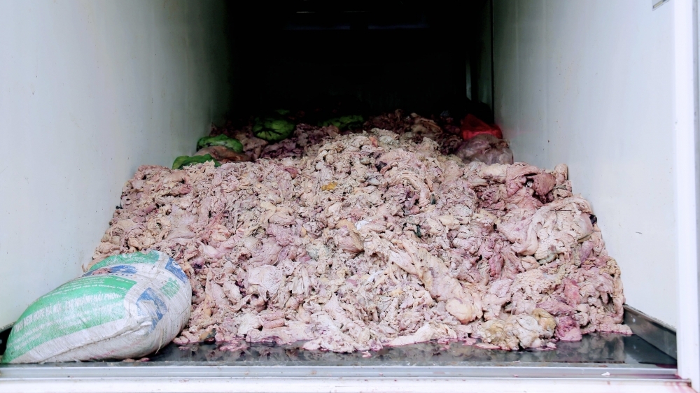 Tiêu hủy 2.400 kg mỡ động vật không rõ nguồn gốc