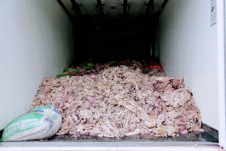Tiêu hủy 2.400 kg mỡ động vật không rõ nguồn gốc