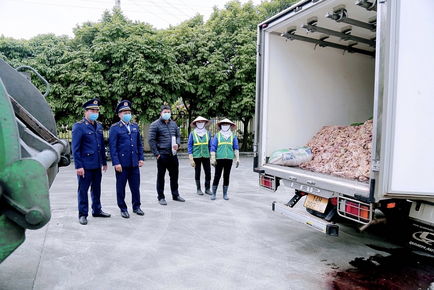 Tiêu hủy 2.400 kg mỡ động vật không rõ nguồn gốc