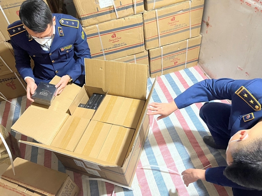 Thái Nguyên: Phát hiện kho hàng gần 15.000 chai nước hoa không rõ nguồn gốc