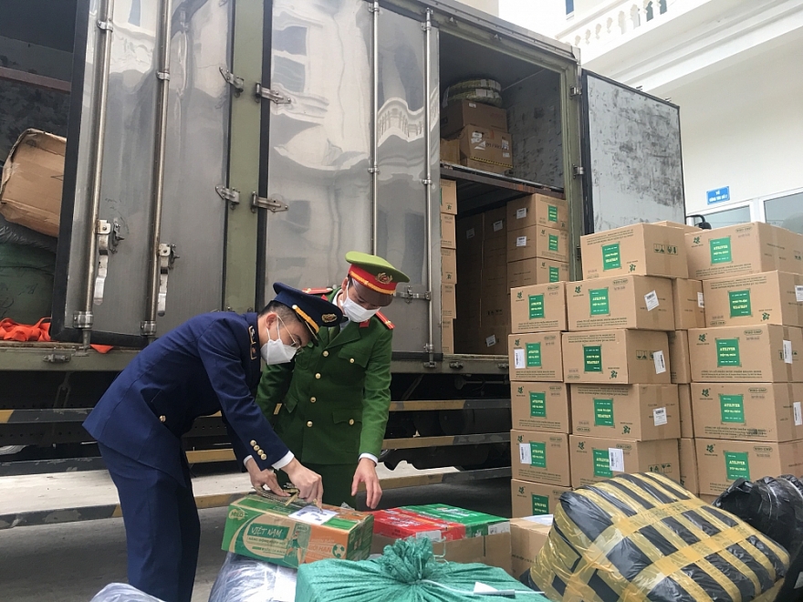 Thu giữ 150 chai rượu tây có dấu hiệu nhập lậu