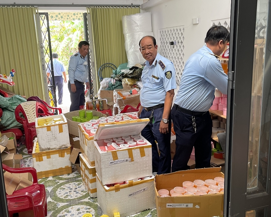 Tạm giữ hơn 1.000 mỹ phẩm không rõ nguồn gốc, xuất xứ tại Cà Mau