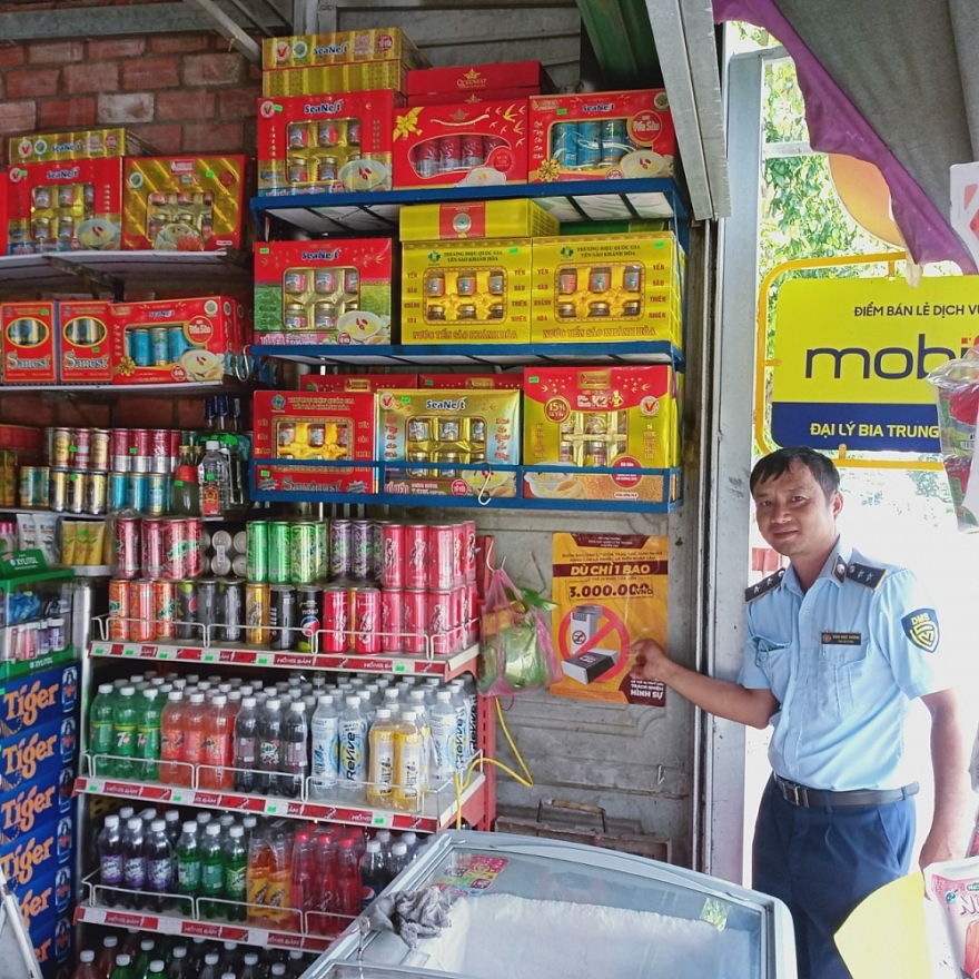 Quản lý thị trường Vĩnh Long với hoạt động dán áp phích cảnh báo thuốc lá điếu nhập lậu Quản lý thị trường Vĩnh Long với hoạt động dán áp phích cảnh báo thuốc lá điếu nhập lậu