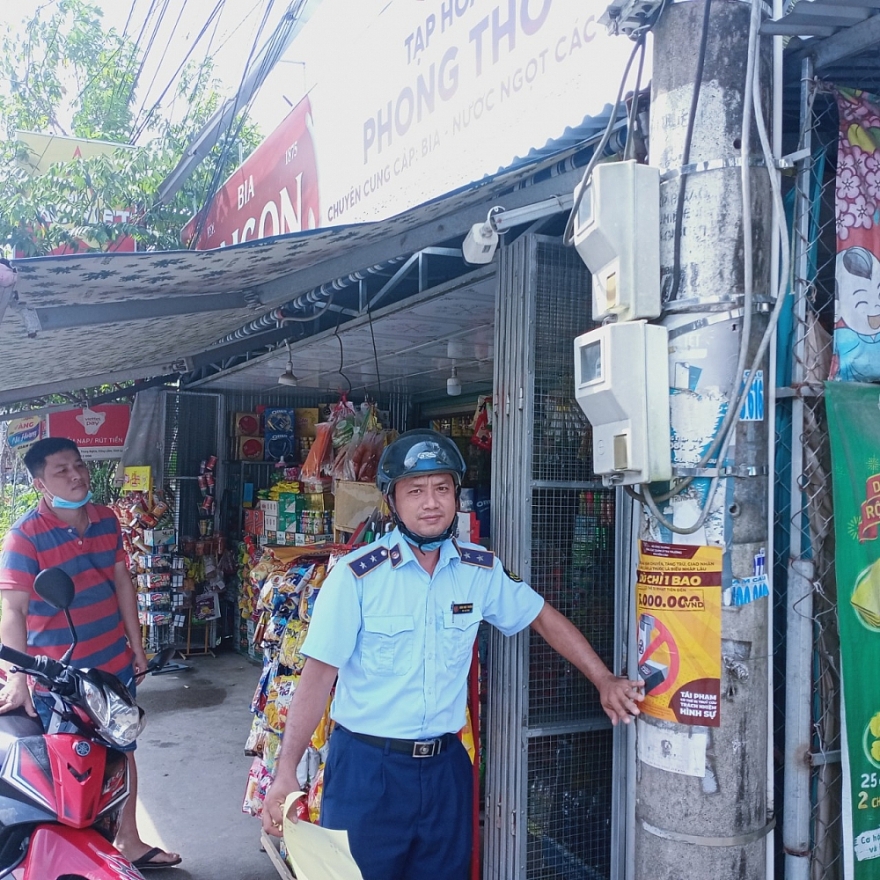 Quản lý thị trường Vĩnh Long với hoạt động dán áp phích cảnh báo thuốc lá điếu nhập lậu Quản lý thị trường Vĩnh Long với hoạt động dán áp phích cảnh báo thuốc lá điếu nhập lậu