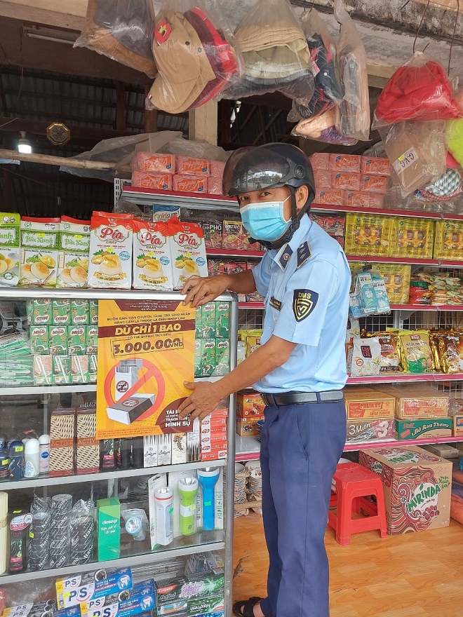 Dán áp phích cảnh báo thuốc lá điếu nhập lậu tại Bến Tre