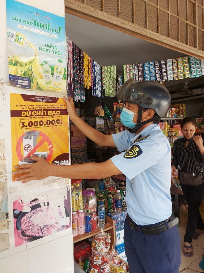 Dán áp phích cảnh báo thuốc lá điếu nhập lậu tại Bến Tre