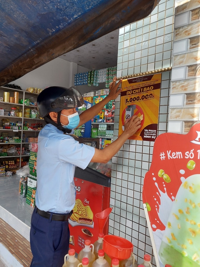 Dán áp phích cảnh báo thuốc lá điếu nhập lậu tại Bến Tre