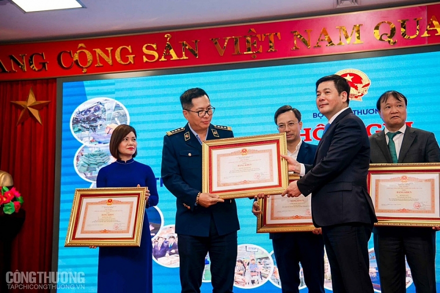 Trao tặng Bằng khen của Thủ tướng Chính phủ cho cá nhân xuất sắc của lực lượng QLTT