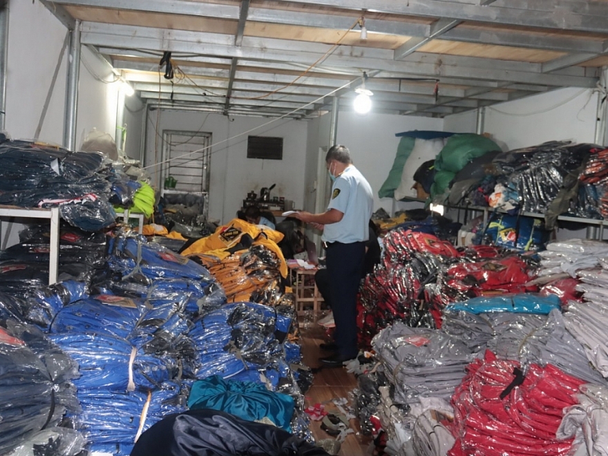 Thái Bình: Khởi tố vụ án sản xuất, kinh doanh quần áo giả mạo nhãn hiệu THE NORTH FACE Thái Bình: Khởi tố vụ án sản xuất, kinh doanh quần áo giả mạo nhãn hiệu THE NORTH FACE