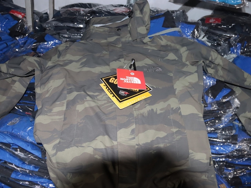 Thái Bình: Khởi tố vụ án sản xuất, kinh doanh quần áo giả mạo nhãn hiệu THE NORTH FACE Thái Bình: Khởi tố vụ án sản xuất, kinh doanh quần áo giả mạo nhãn hiệu THE NORTH FACE