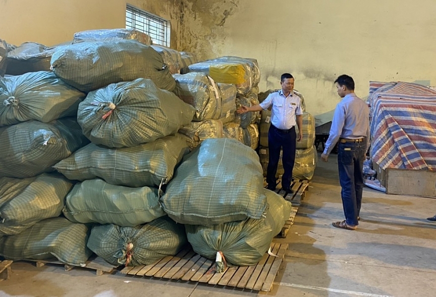 Cục QLTT Bắc Ninh chuyển giao vụ kinh doanh 8.000 đôi giầy giả mạo nhãn hiệu sang Công an điều tra làm rõ