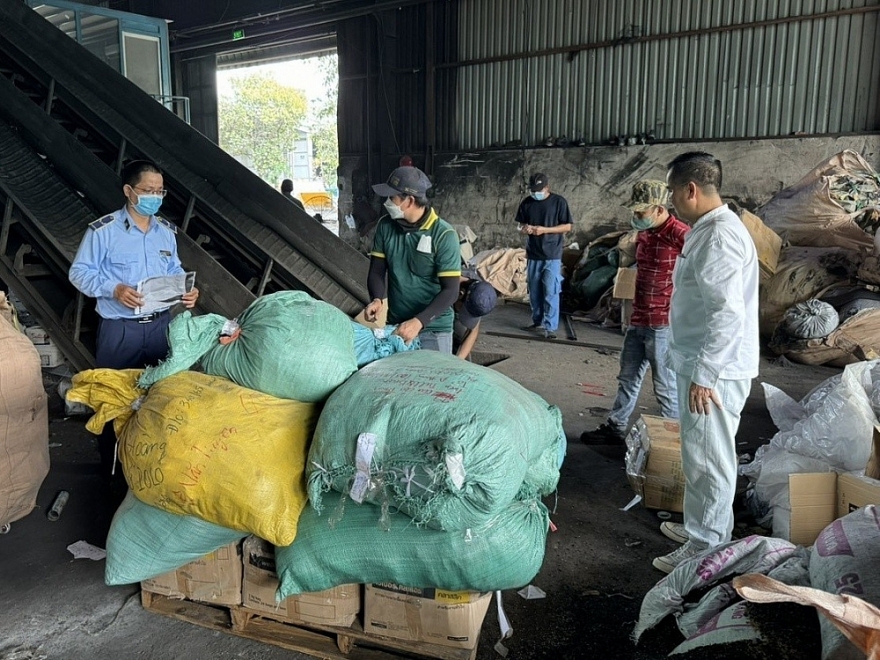 Hàng nghìn sản phẩm không đủ điều kiện lưu thông trên thị trường bị tiêu hủy tại TP.HCM