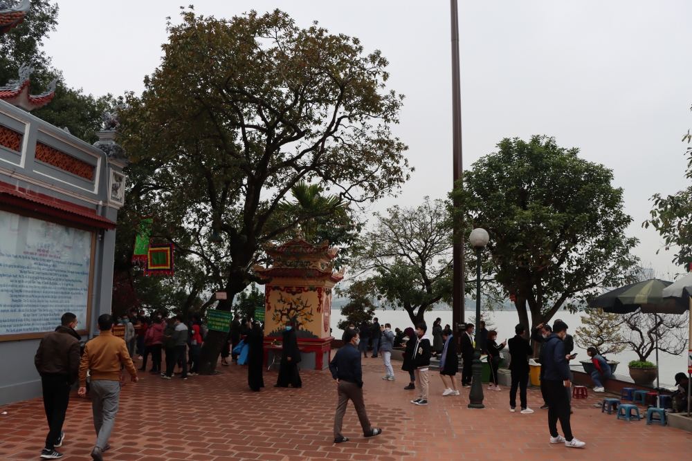 Phủ Tây Hồ mở cửa trở lại đón người dân đến chiêm bái và tham quan Phủ Tây Hồ mở cửa trở lại đón người dân đến chiêm bái và tham quan