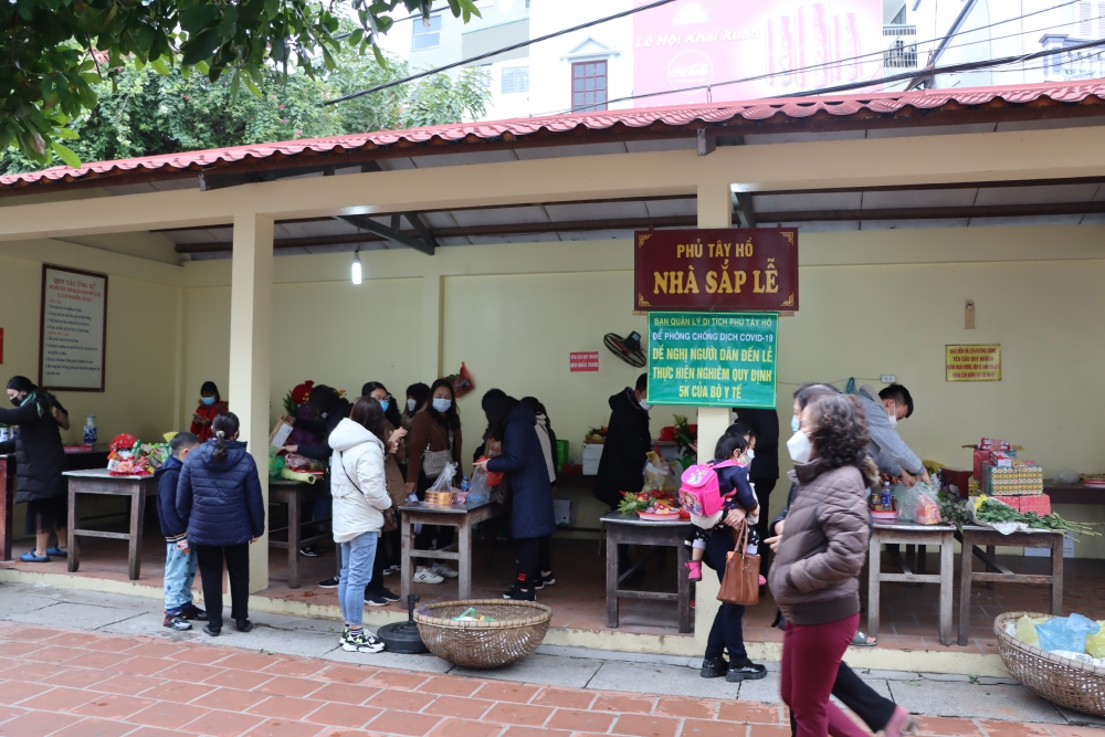 Phủ Tây Hồ mở cửa trở lại đón người dân đến chiêm bái và tham quan Phủ Tây Hồ mở cửa trở lại đón người dân đến chiêm bái và tham quan