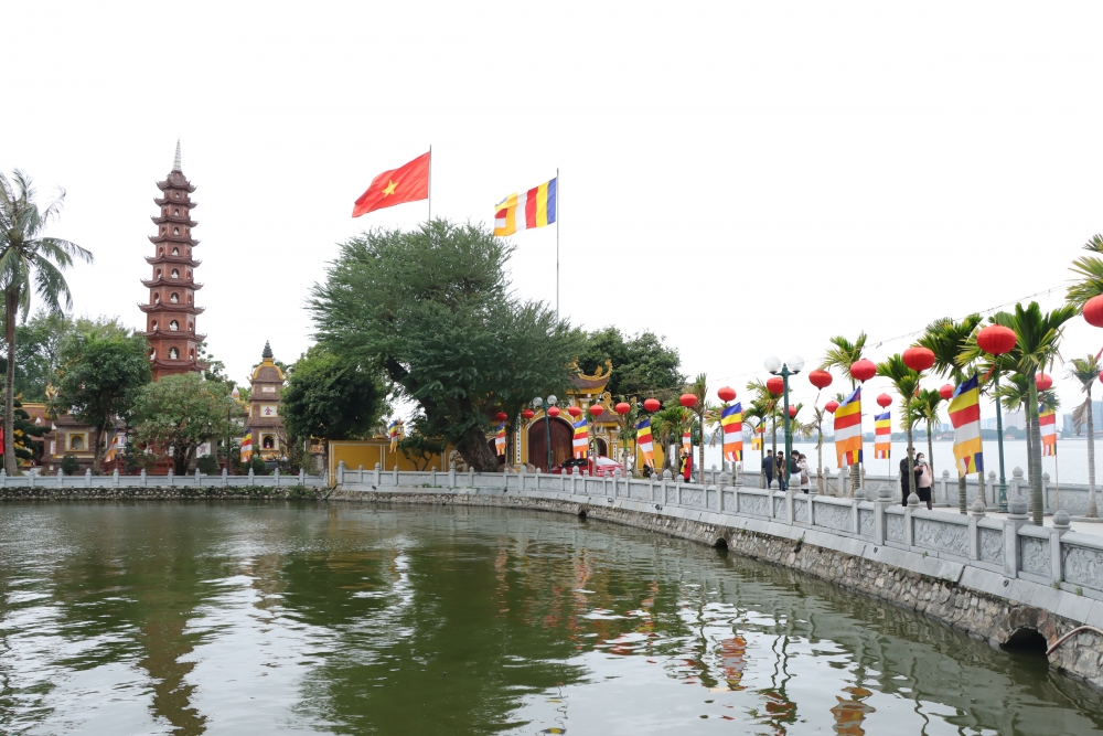 Phủ Tây Hồ mở cửa trở lại đón người dân đến chiêm bái và tham quan Phủ Tây Hồ mở cửa trở lại đón người dân đến chiêm bái và tham quan