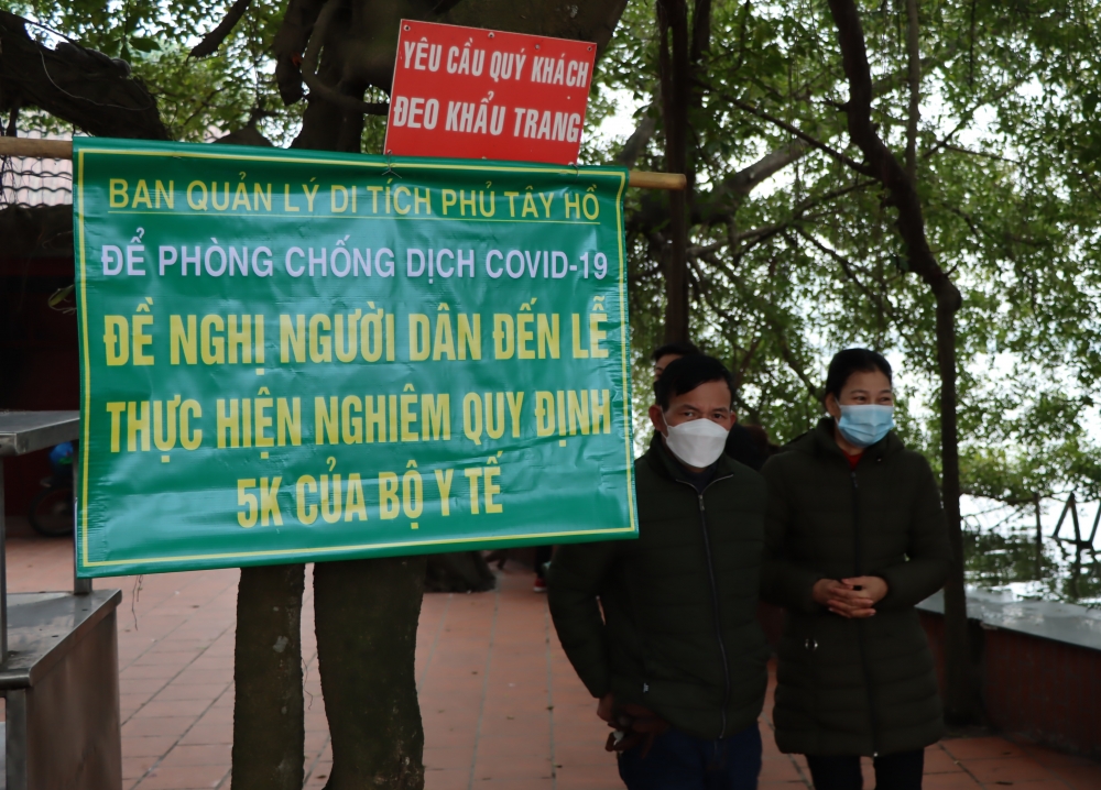 Phủ Tây Hồ mở cửa, người dân nô nức đi lễ đầu năm Phủ Tây Hồ mở cửa, người dân nô nức đi lễ đầu năm