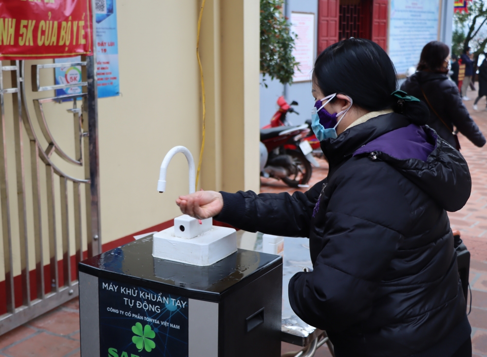 Phủ Tây Hồ mở cửa, người dân nô nức đi lễ đầu năm Phủ Tây Hồ mở cửa, người dân nô nức đi lễ đầu năm