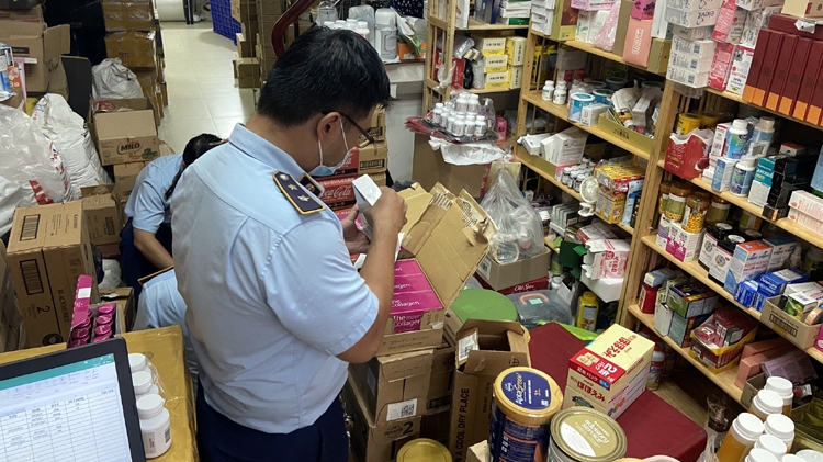 QLTT TP. Hồ Chí Minh: Đột xuất kiểm tra nhiều kho hàng, tạm giữ hàng trăm nghìn sản phẩm nghi nhập lậu