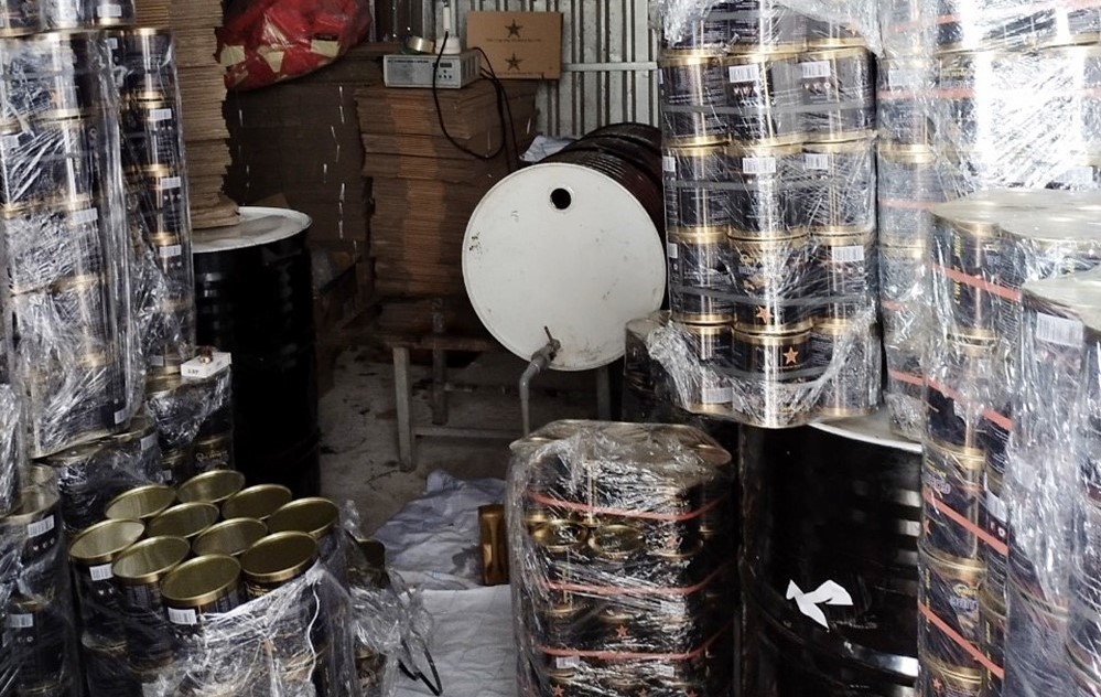 Phát hiện một hộ dân nghi sản xuất dầu nhớt giả tại An Giang