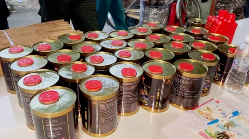 Phát hiện một hộ dân nghi sản xuất dầu nhớt giả tại An Giang