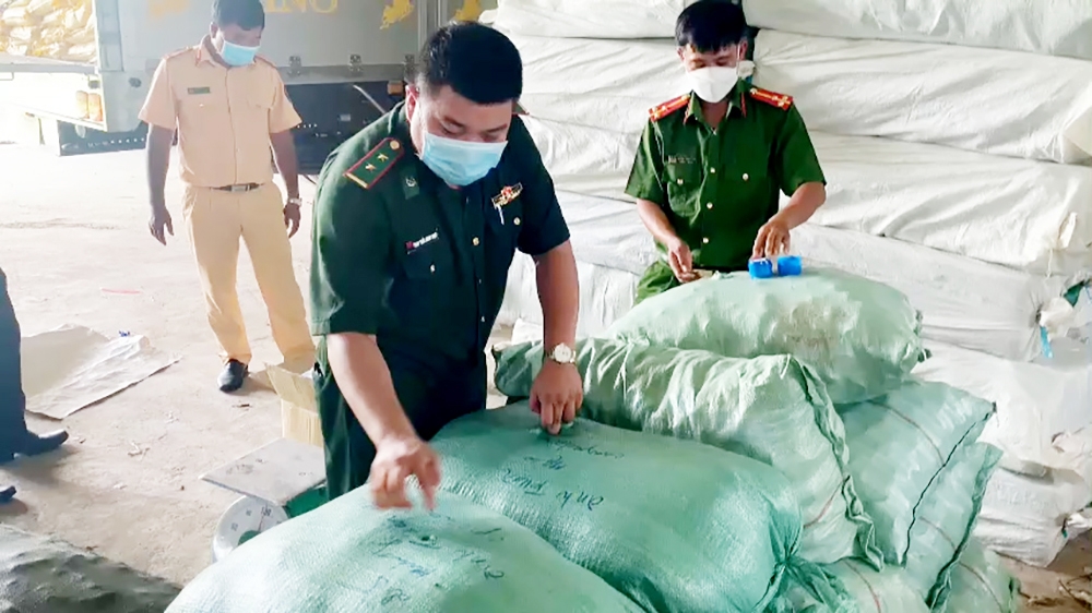 An Giang: Phát hiện 3 xe tải chở lượng lớn hàng hoá nhập lậu