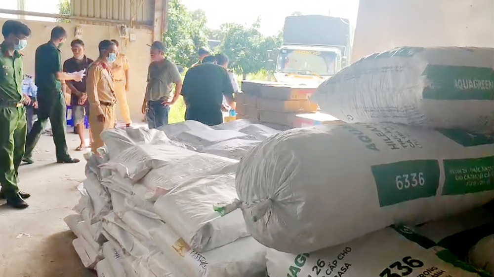 An Giang: Phát hiện 3 xe tải chở lượng lớn hàng hoá nhập lậu